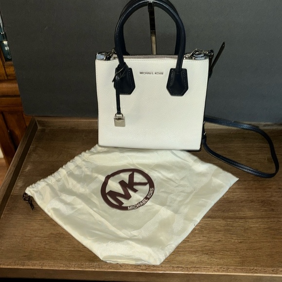 Michael Kors Handbags - MICHAEL KORS CROSSBODY EUC WITH DUSTBAG